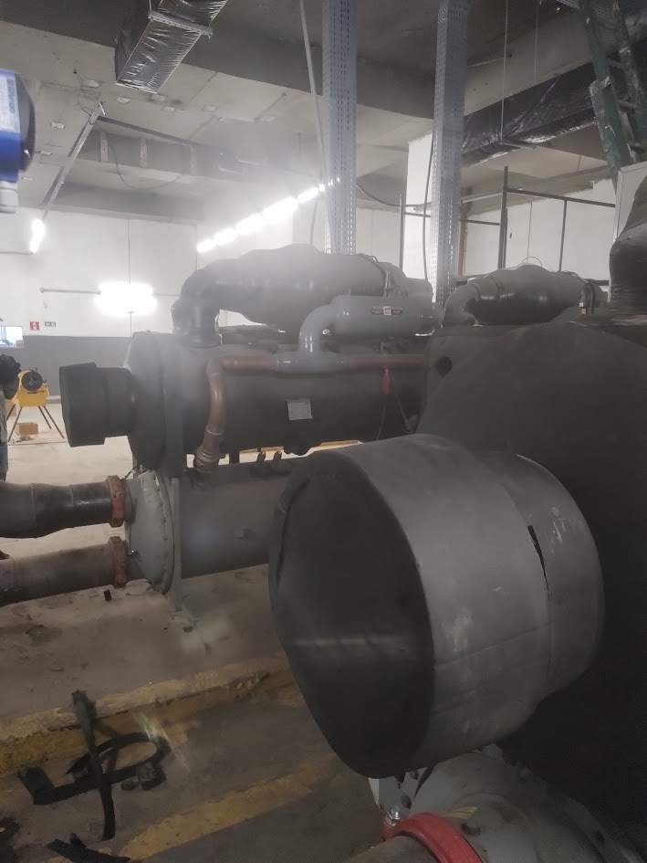 Isolamento de tubulações em sistema de chiller industrial